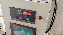 配有称重系统显示的集装箱龙门吊