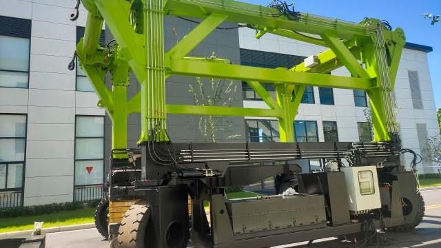 集装箱跨运车