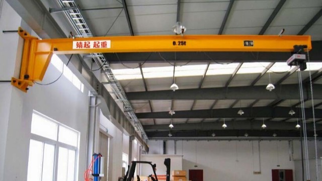 操作完旋臂吊后一定要把重物取下以免使机构发生变形