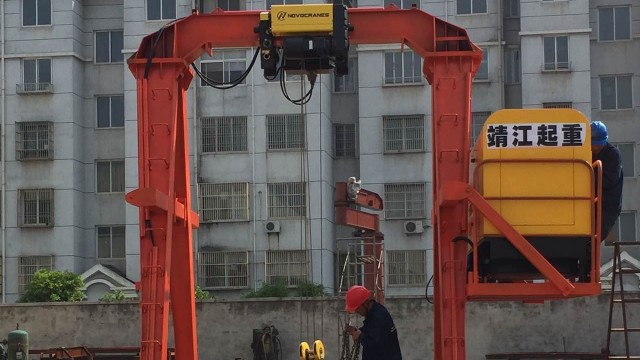 如何让龙门吊在风雨来临时依然“屹立不倒”